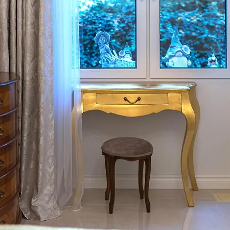 Апартаменты Elegant Old Town With Terrace & Parking