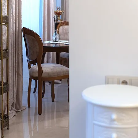 Luxury In Old Town With Private Garden