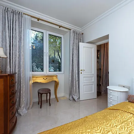 Apartment Luxury In Old Town With Private Garden