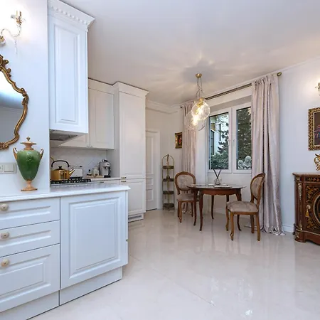 Luxury In Old Town With Private Garden Apartment *