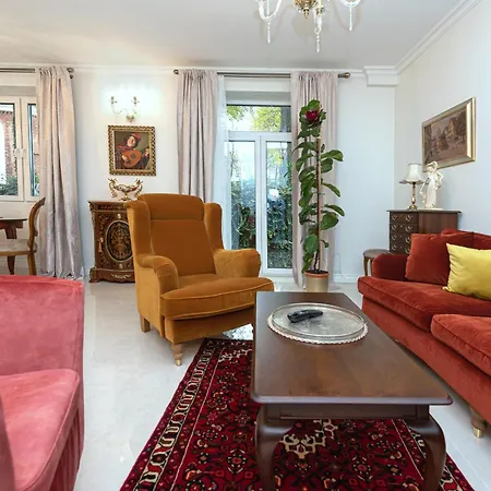 Luxury In Old Town With Private Garden Apartment
