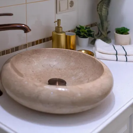 Апартаменти Elegant Old Town With Terrace & Parking