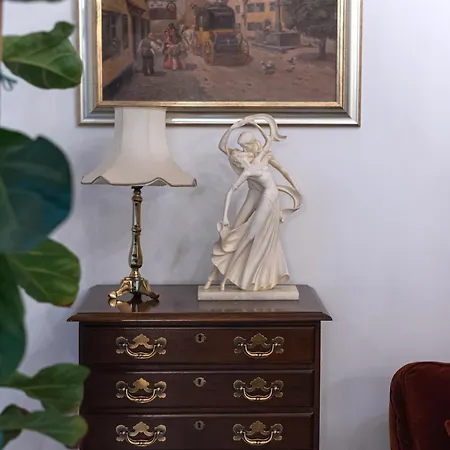 Luxury In Old Town With Private Garden Apartment *