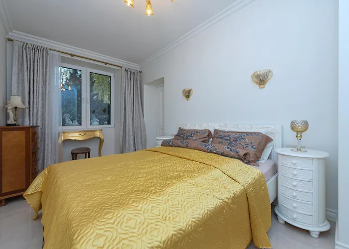 Elegant Old Town With Terrace & Parking