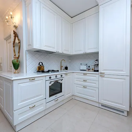 Elegant Old Town With Terrace & Parking