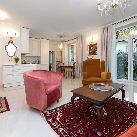 Luxury In Old Town With Private Garden