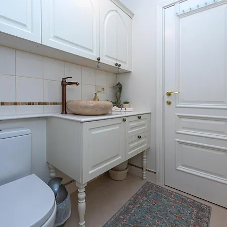 Elegant Old Town With Terrace & Parking Appartement