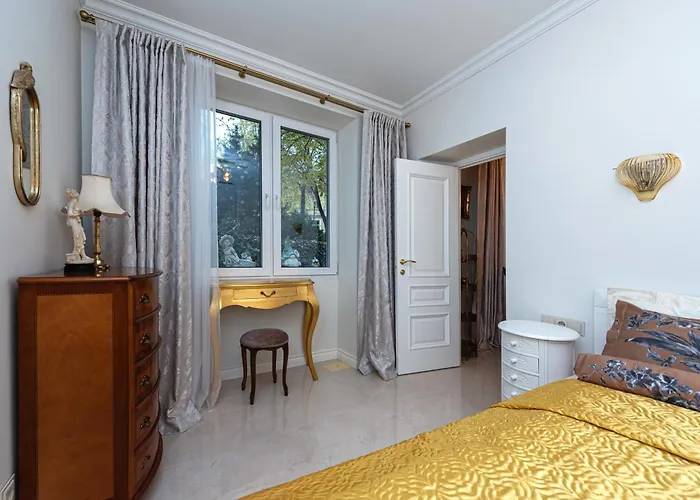 Апартаменты Elegant Old Town With Terrace & Parking