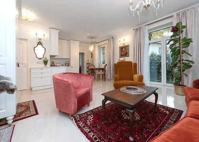 Elegant Old Town With Terrace & Parking