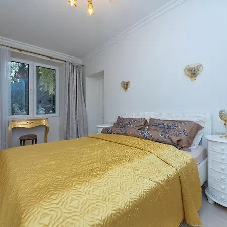 Elegant Old Town With Terrace & Parking